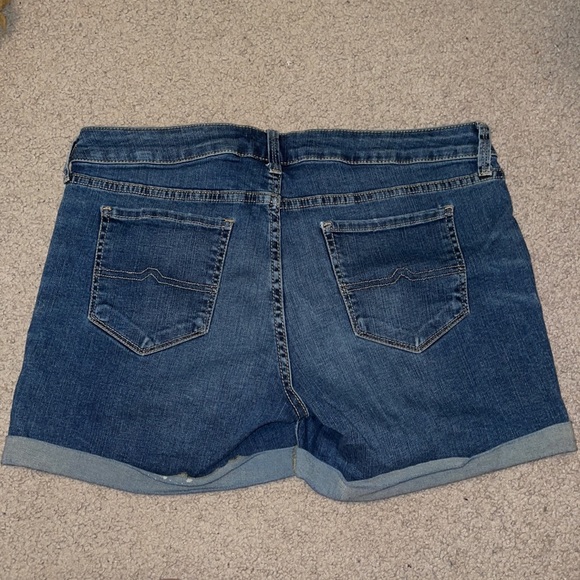 Arizona Jean cuffed shorts - Picture 2 of 3